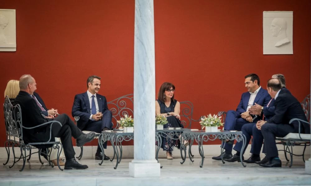 Ξεκίνησε η αποκαθήλωση των εθνικών συμβόλων: Υποστολή σημαίας στο Προεδρικό Μέγαρο!